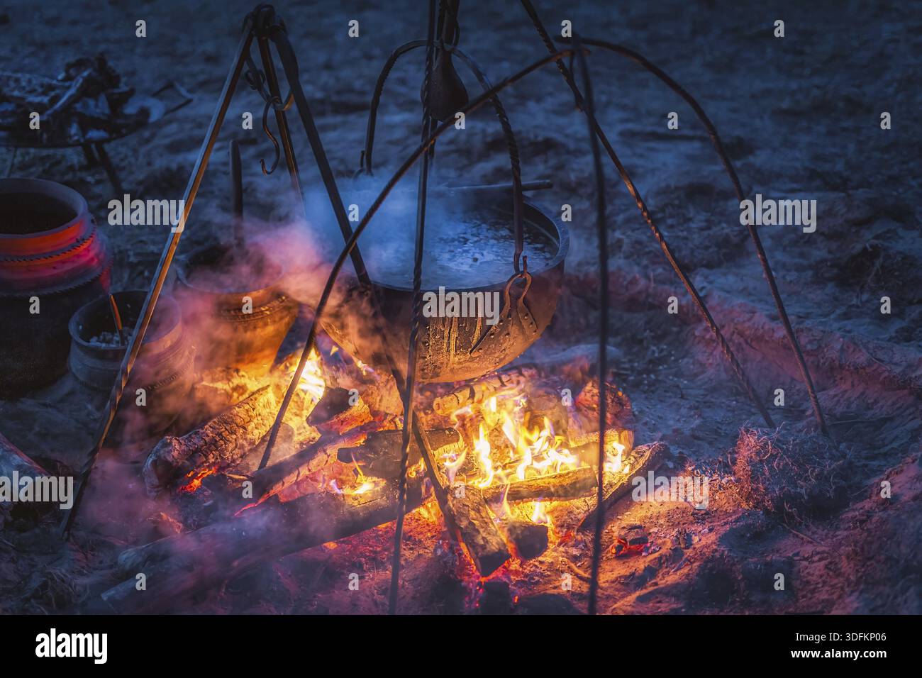 Fuoco selettivo sul calderone bollente con decozione misteriosa su un fuoco di notte il sabato delle streghe. Kupala Night, chiamata in Polonia NOC Kupaly, Cedynia Foto Stock