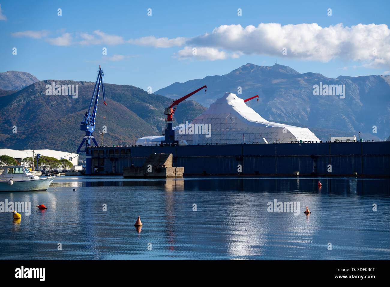 Rimessa a nuovo, riparazione, assistenza e manutenzione di yacht di lusso in un molo galleggiante in un porticciolo. Foto Stock