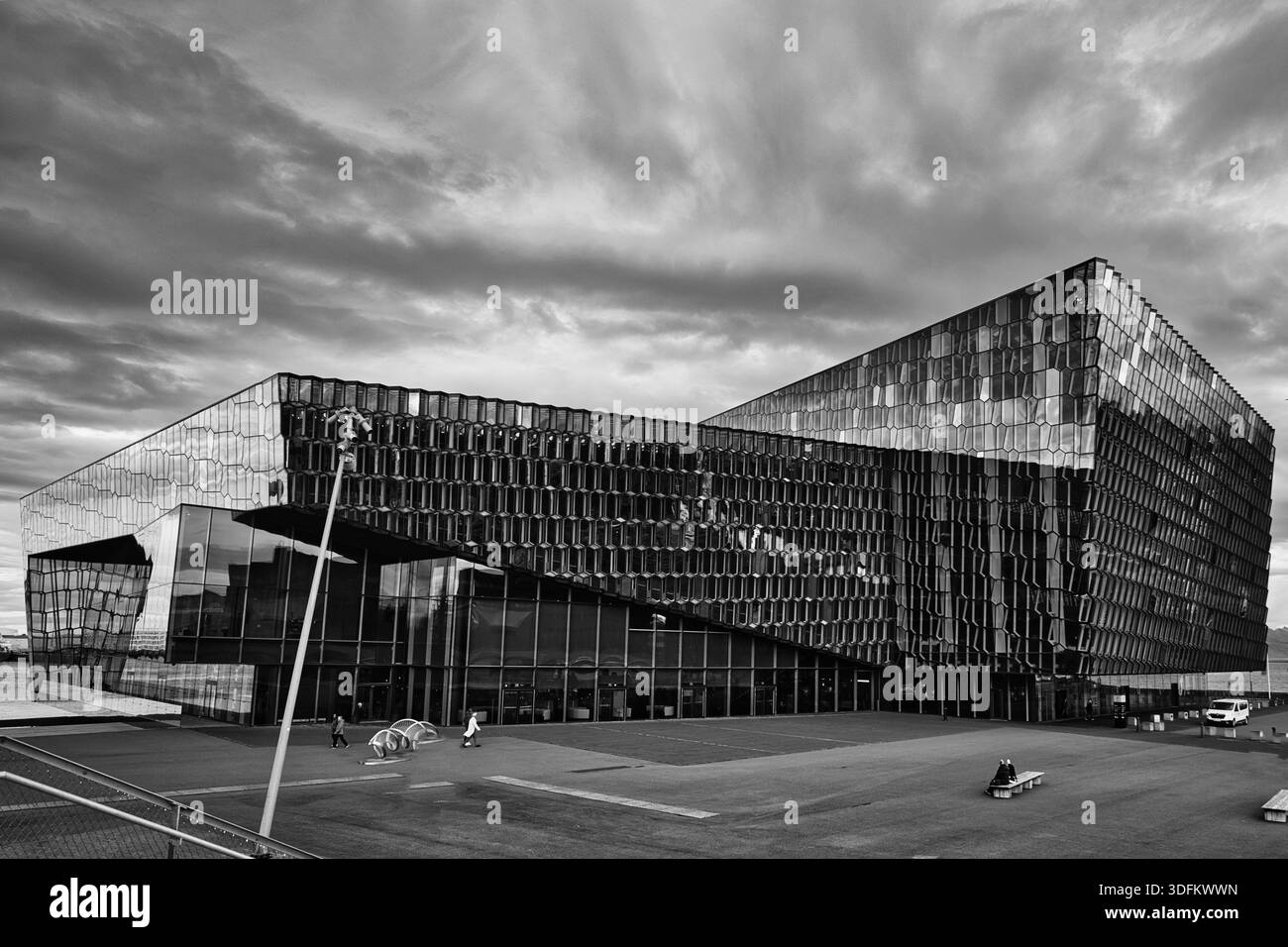 Reykjavik, Islanda: 11 settembre 2025: Vista esterna della famosa sala concerti Harpa a Reykjavik, Islanda Foto Stock