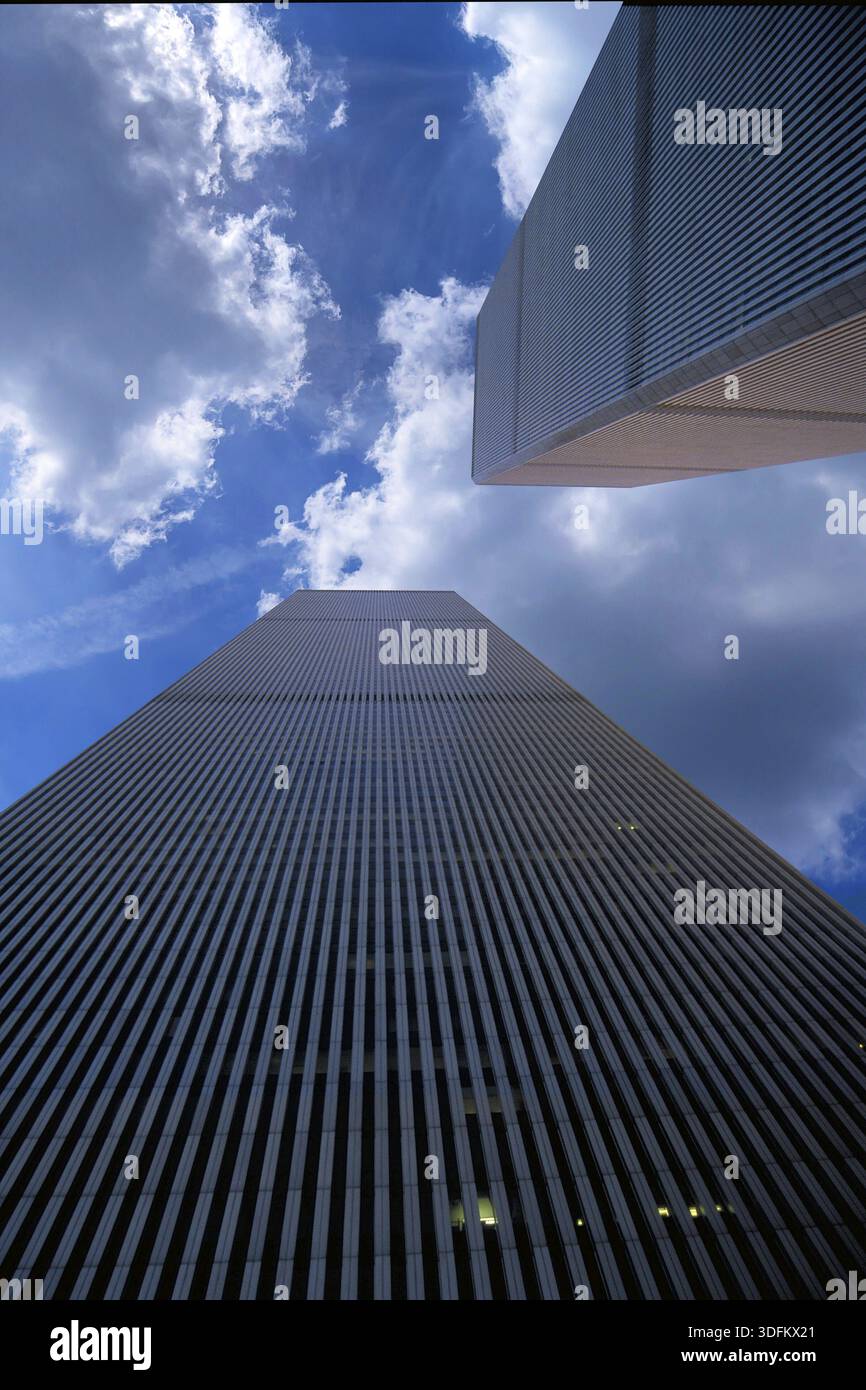 World Trade Center Towers, Cloudy Sky, settembre 2000, New York City, USA, foto storica, torri distrutte il 9 settembre 2001 Foto Stock