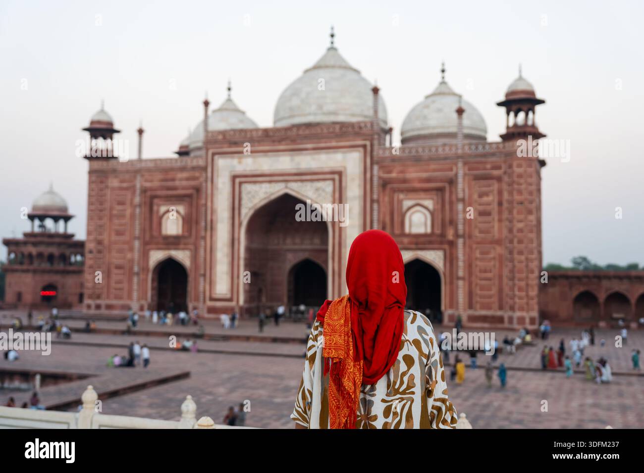Vista posteriore di una donna che guarda sulla Moschea Taj Mahal, Agra, Uttar Pradesh, India Foto Stock