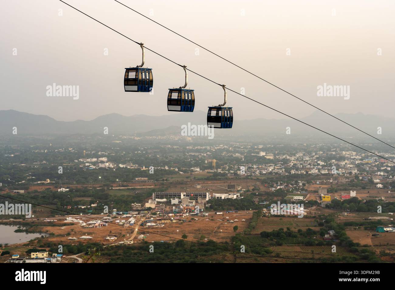 Vista aerea della funivia dalla città di Pushkar al Tempio di Savitri Mata nello stato indiano del Rajasthan Foto Stock