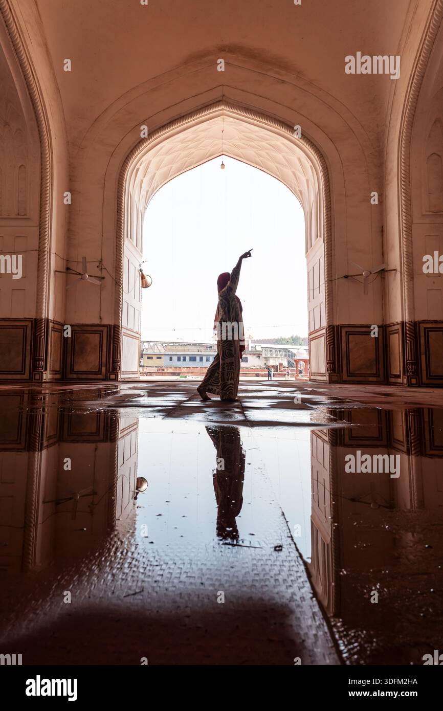Silhouette di donna a Shahi Jama Masjid Agra, Uttar Pradesh, India Foto Stock