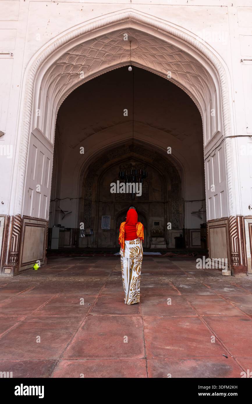 Vista posteriore della donna a Shahi Jama Masjid Agra, Uttar Pradesh, India Foto Stock
