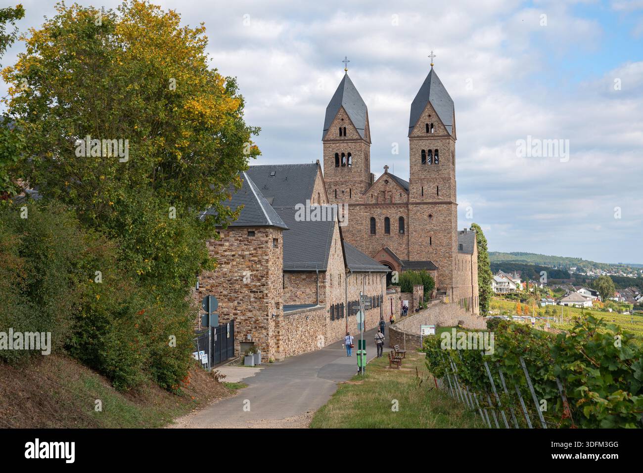 RUEDESHEIM, GERMANIA - 8 OTTOBRE 2021: Abbazia di Ruedesheim all'interno dei vigneti della valle del Reno il 8 ottobre 2021 in Germania Foto Stock