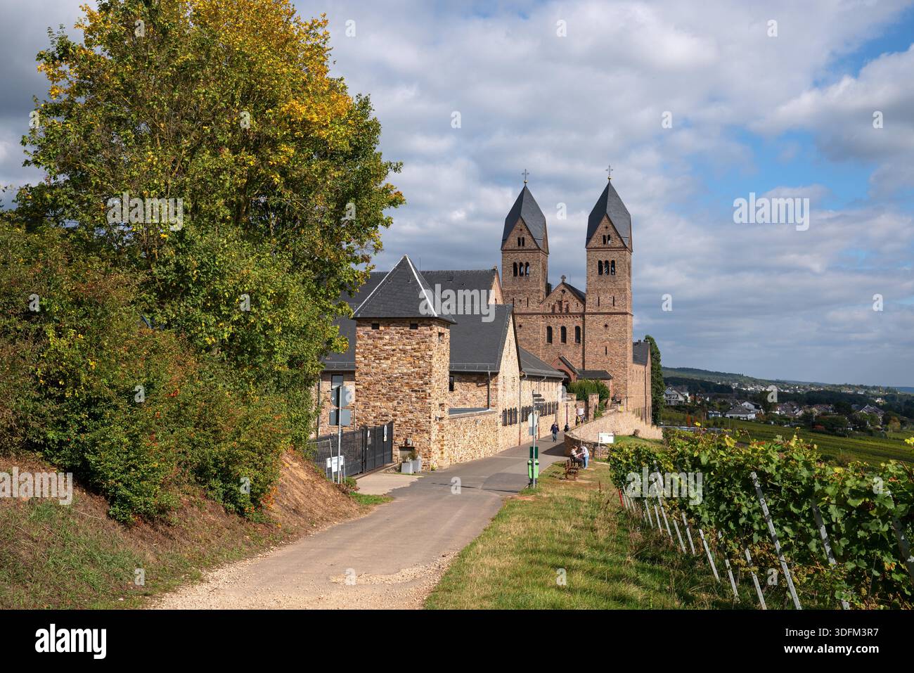 RUEDESHEIM, GERMANIA - 8 OTTOBRE 2021: Abbazia di Ruedesheim all'interno dei vigneti della valle del Reno il 8 ottobre 2021 in Germania Foto Stock