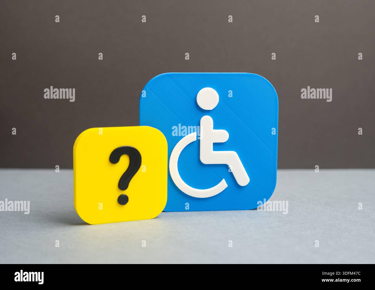 Il simbolo di invalidità e il punto interrogativo. Ciò che occorre sapere sui diritti e sul sostegno sociale per le persone con disabilità. Legalizzando lo statu Foto Stock