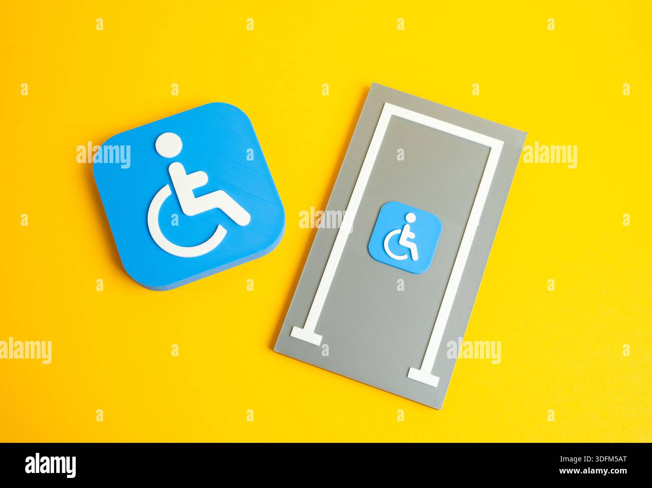 Posti auto per disabili e limitazioni. Ambiente accessibile e privo di barriere architettoniche. Concetto di inclusione urbana, pari accesso alle infrazioni Foto Stock