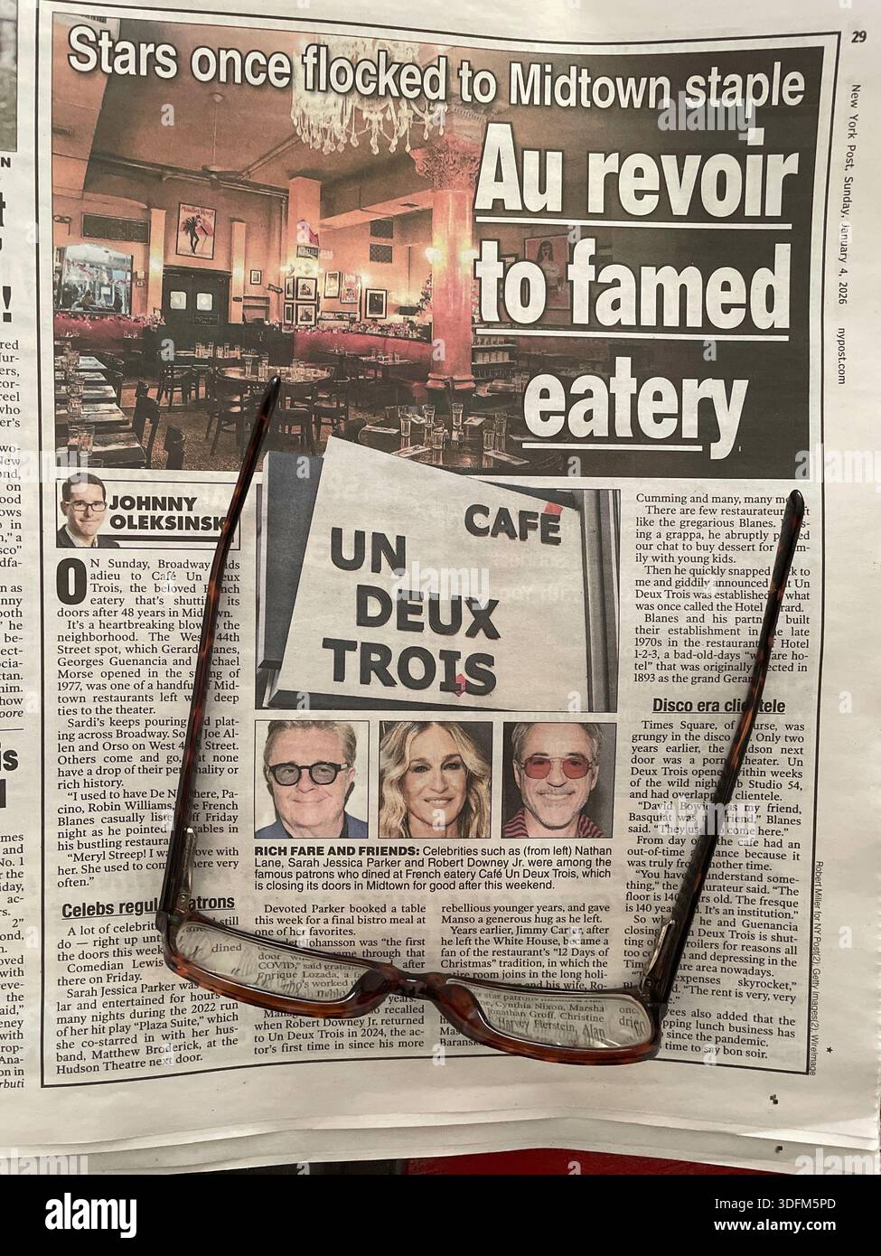Cafe un Deux Trois era un popolare ristorante francese a Times Square, chiuso nel 2025, come riportato nel NY Post, New York City, USA, 2026 - Immagine stock catturata con smartphone
