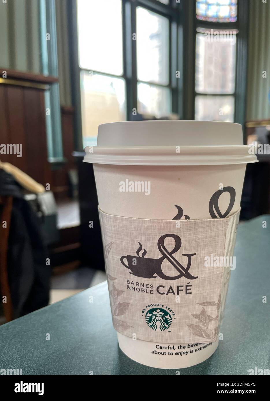 Barnes & Noble Booksellers a Union Square dispone di un confortevole B&N Cafe, New York City, USA 2026 - Immagine stock catturata con smartphone