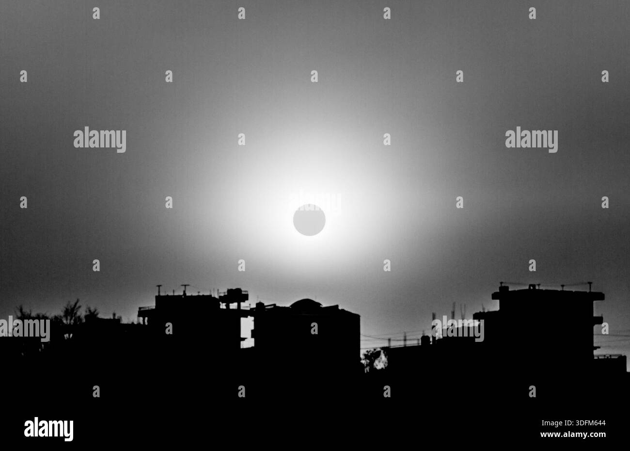 Golden Sunset con Majestic Yellow Sun in BW Foto Stock