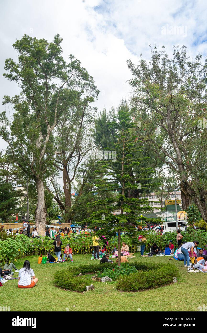 Gente che fa un picnic a Burnham Park Baguio, Filippine Foto Stock