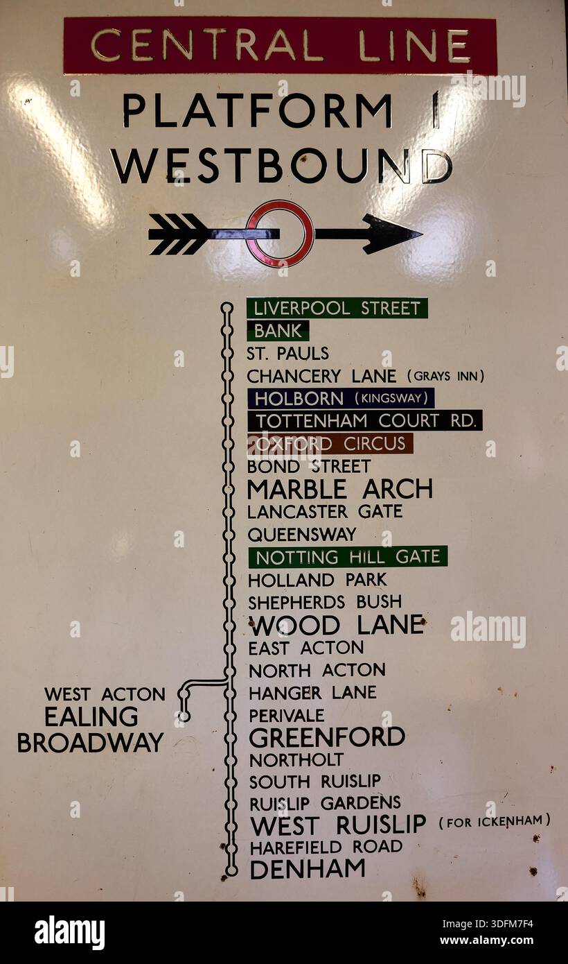 Segnale della mappa della linea centrale della metropolitana di Londra, piattaforma 1, percorso verso ovest che mostra stazioni storiche tra cui Wood Lane ed estensione non costruita fino a Denham Foto Stock