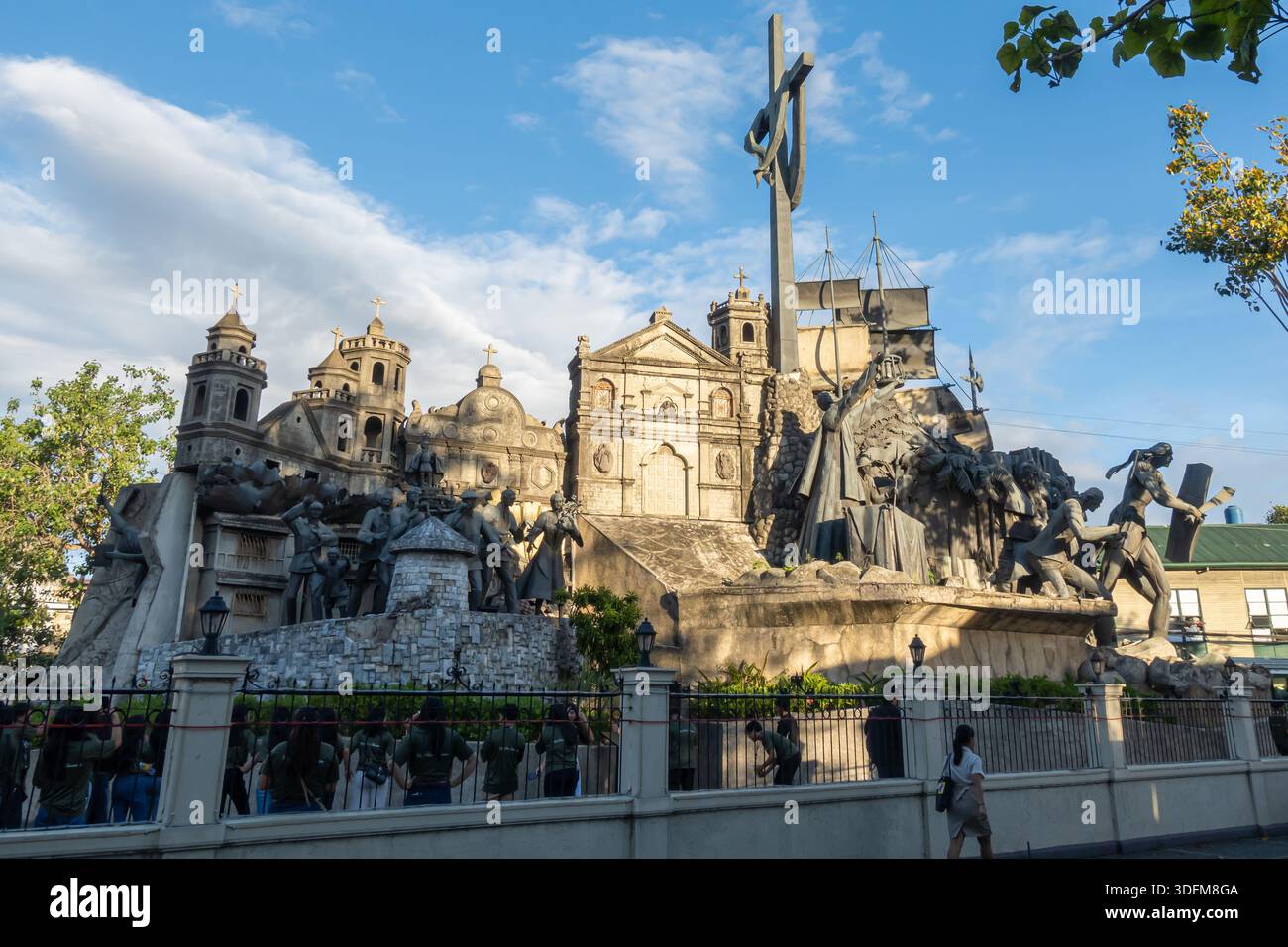 Heritage of Cebu Monument nella città di Cebu, Filippine, una grande e intricata scultura raffigurante significativi eventi storici della regione. Foto Stock