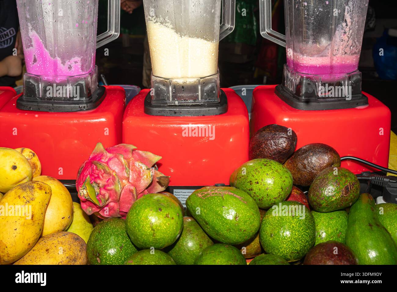 bancarelle di cibo per alberi per preparare vari frullati di frutta o succhi di frutta, mango, avocado e bevande alla frutta del drago. Cebu, Filippine Foto Stock