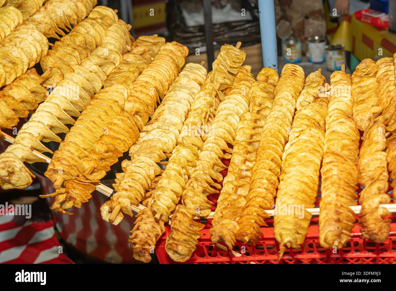 patate tornado del cibo di strada. Questo spuntino è fatto tagliando a spirale una patata intera, strizzandola su un bastoncino e friggendola in profondità. Cebu, Filippine Foto Stock