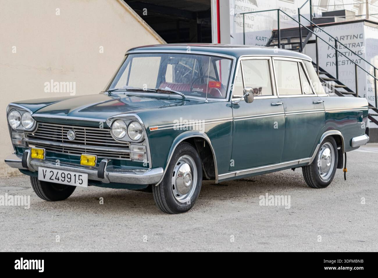 1500 POSTI A SEDERE vintage di colore verde scuro, berlina e tenuta a sei posti costruita in Spagna. Rivestimento cromato, doppi fari rotondi, fendinebbia gialli e griglia classica. Foto Stock