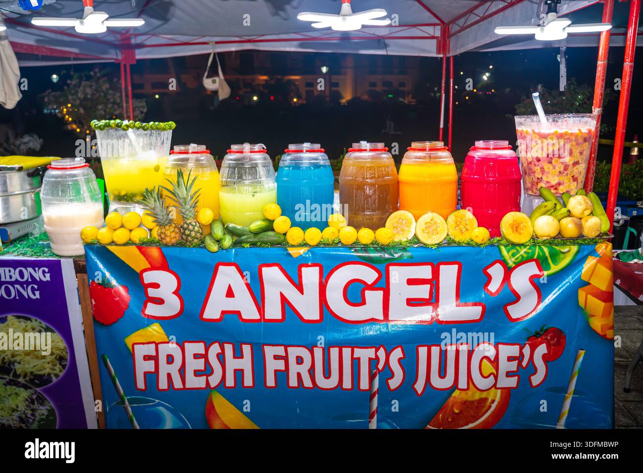 Bancarelle venditori ambulanti nella città di Cebu, Filippine, che vendono bevande fredde tradizionali conosciute come samalamig o palamig, rinfreschi comuni Foto Stock