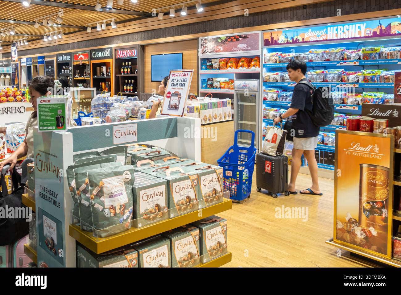 Esposizione di prodotti di cioccolato belga guylian, negozio duty free dell'aeroporto di Cebu, Filippine Foto Stock