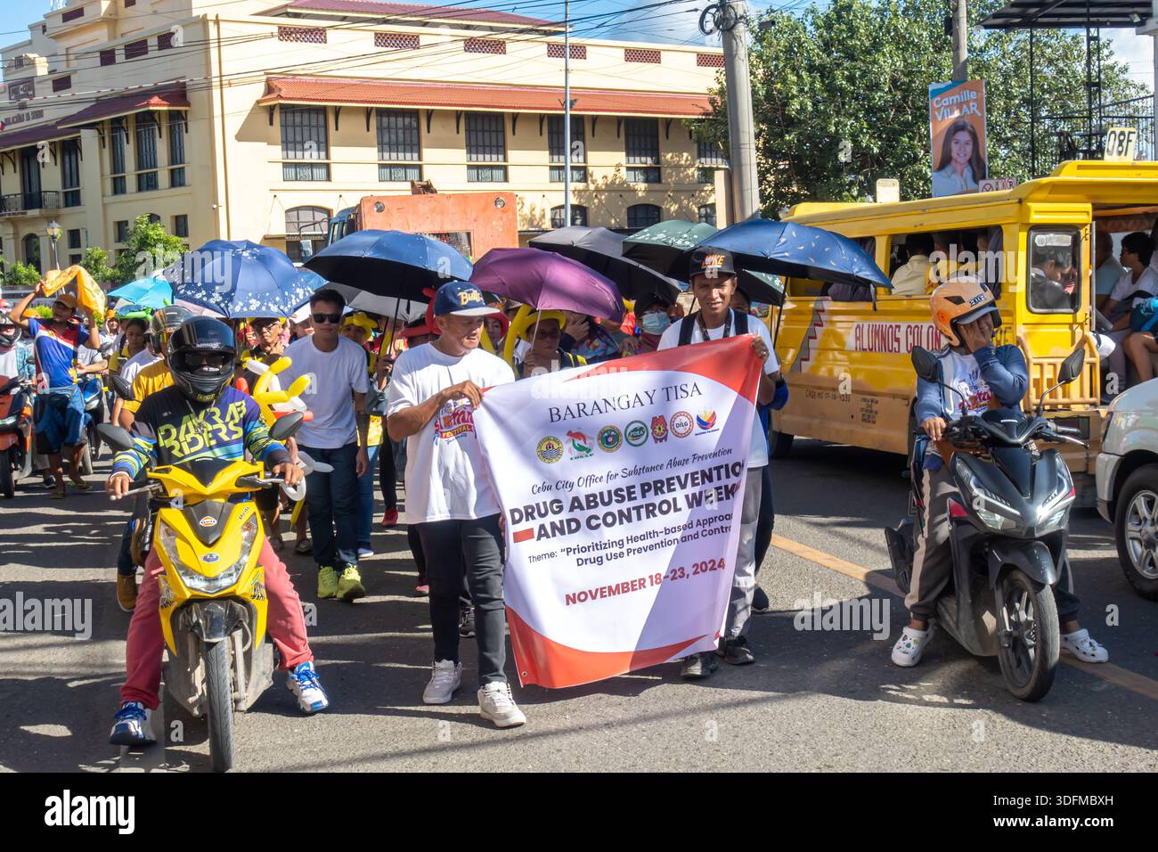 Partecipanti alla strada all'evento Cebu Drug Abuse Prevention and Control Week, il 13 novembre 2024. Foto Stock