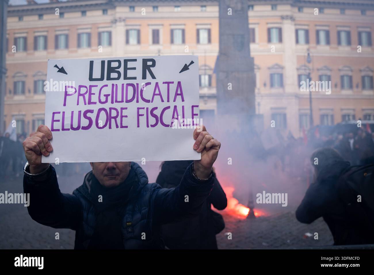 Roma, RM, Italia. 13 gennaio 2026. Centinaia di tassisti provenienti da tutta Italia si riuniscono a Montecitorio di fronte alla casa inferiore. Lo sciopero è stato chiamato a riaffermare che il servizio di taxi è pubblico e trasparente, contro Uber e gli operatori illegali. "Uber condannato evasore fiscale" legge il segno. (Credit Image: © Marco di Gianvito/ZUMA Press Wire) SOLO PER USO EDITORIALE! Non per USO commerciale! Foto Stock