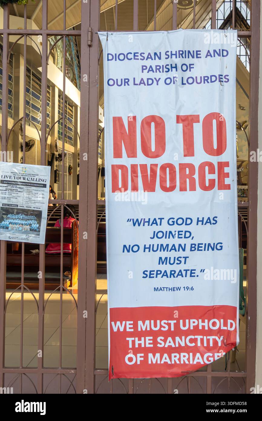 Striscione del Santuario Diocesano e Parrocchia di nostra Signora di Lourdes che difende il divorzio. Filippine Foto Stock