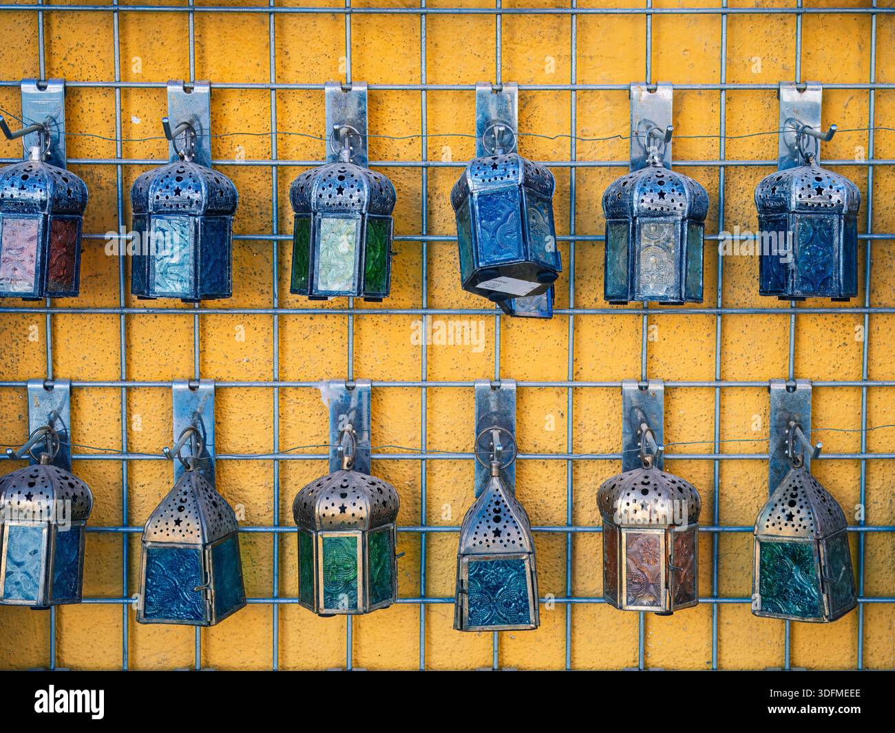 Lanterne della memoria: Echi in miniatura di Córdoba in metallo e vetro (Cordova, Spagna: 10 settembre 2022) Foto Stock