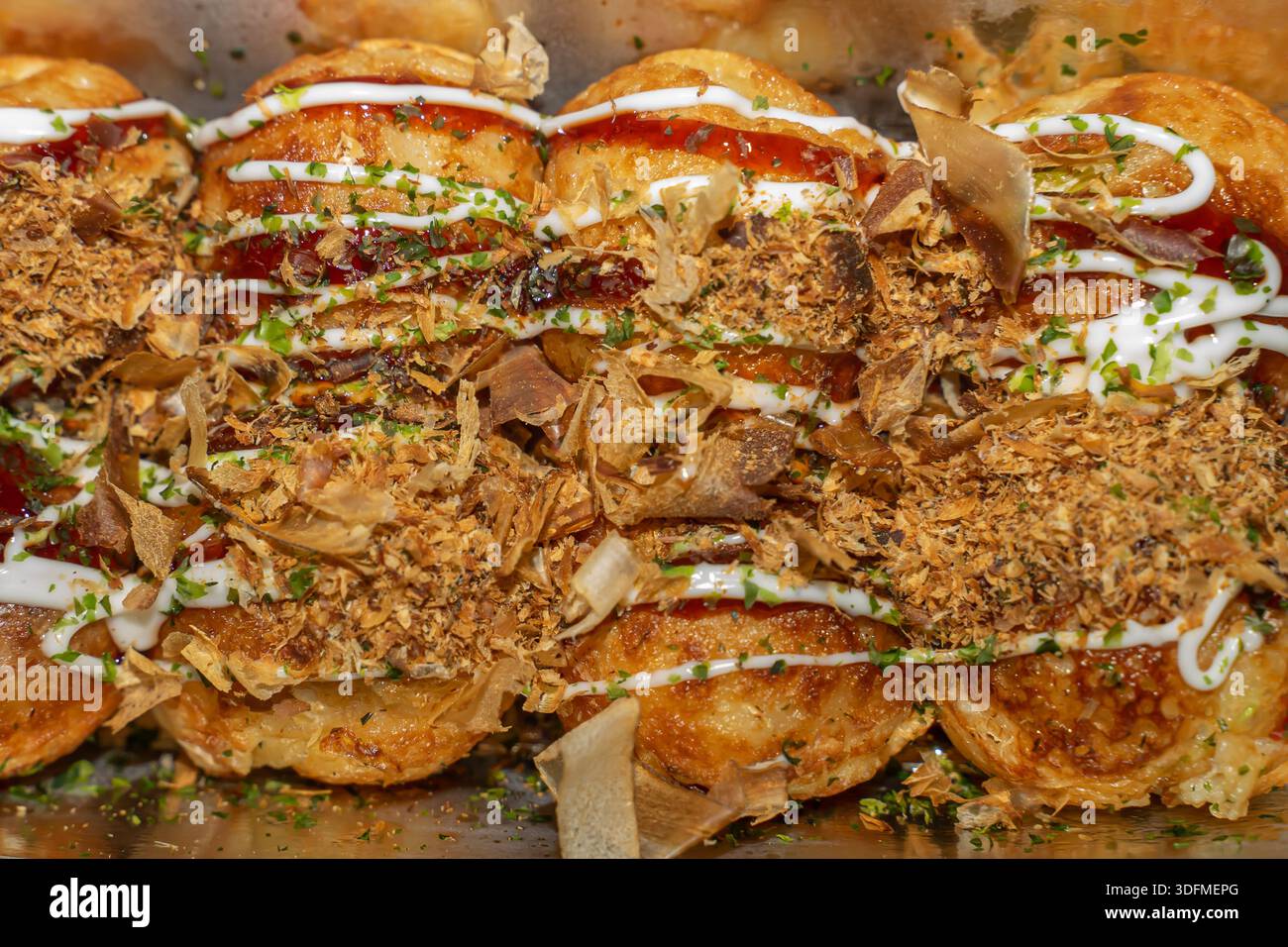 takoyaki, un popolare cibo di strada, spuntini salati a forma di palla, mercato notturno di Cebu, Filippine Foto Stock
