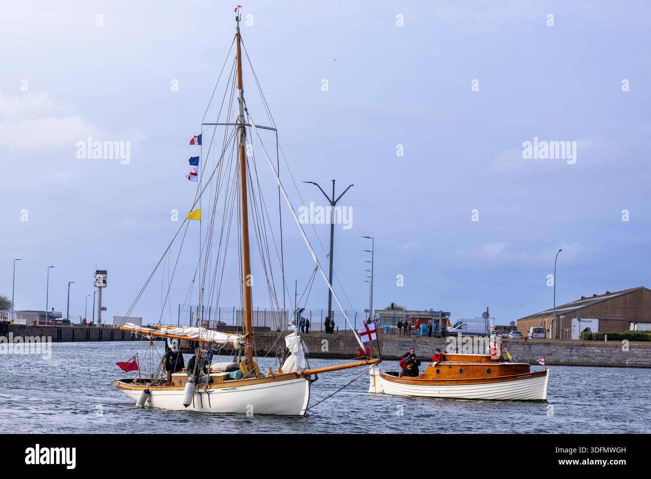 Cachalot e Lady of Mann passano nel porto interno di Dunkerque come parte del suo ritorno per il 85° anniversario a Dunkerque il 21 maggio 2025. Hanno partecipato queste barche Foto Stock
