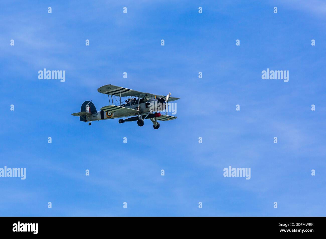 Navy Wings con l'unico velivolo Fairey Swordfish sopravvissuto, il cui equipaggio saluta mentre completano il loro sorvolo Foto Stock