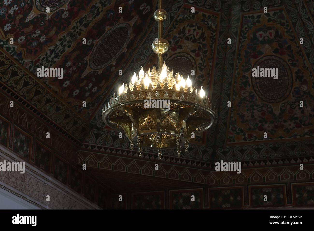 Soffitto in legno finemente dipinto nel Palazzo Bahia, Marrakech, Marocco Foto Stock