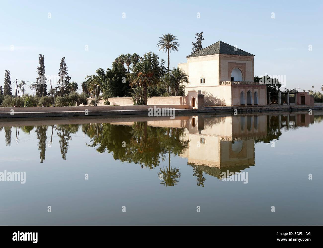 pavilion, giardini Menara, storico giardino pubblico e frutteto, Marrakech, Marocco, Nord Africa, patrimonio dell'umanità dell'UNESCO Foto Stock