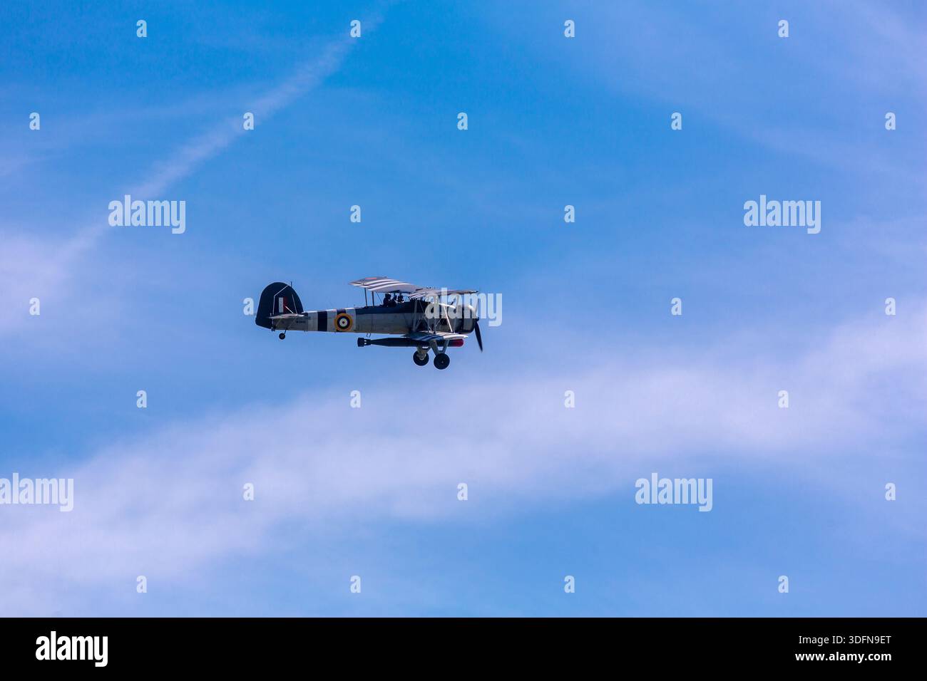 I Navy Wings offrono un'esperienza mozzafiato con l'unico velivolo Fairey Swordfish sopravvissuto, il cui equipaggio saluta mentre completano il volo Foto Stock