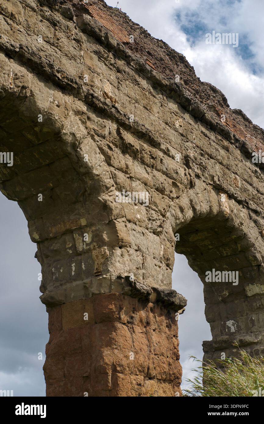 A testimonianza dell'ingegno romano, questo acquedotto incanalava l'acqua dolce alle terme, alle fontane e alle case, un'arteria vitale per la vita urbana. Foto Stock