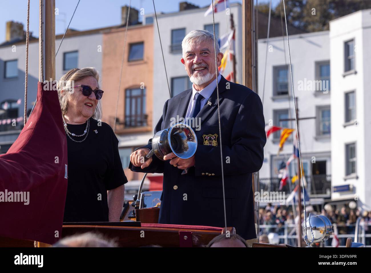 Dunkirk Little Ships il commodoro Kevin Finn suonò la sua sirena a bordo di Brown Owl, come parte dell'evento live The Little Ships in Concert, parte del 85th Foto Stock