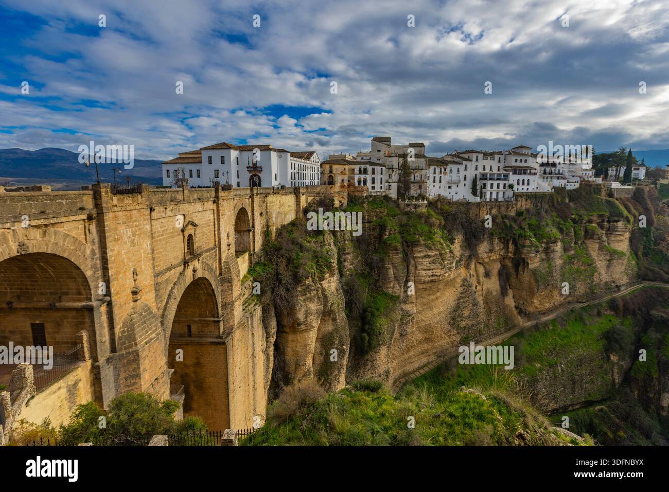 Goditi le viste mozzafiato del ponte Puente Nuevo annidato a Ronda, dove la bellezza incontra le scogliere spettacolari e l'architettura accattivante. Foto Stock