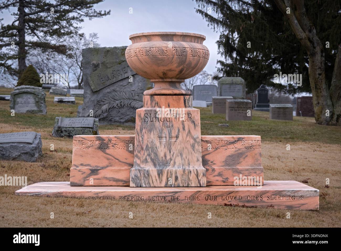 Un'insolita scultura abbronzata e lapide per la famiglia dei macelli. Nel Kensico Cemetery di Valhalla, Westchester, New York. Foto Stock