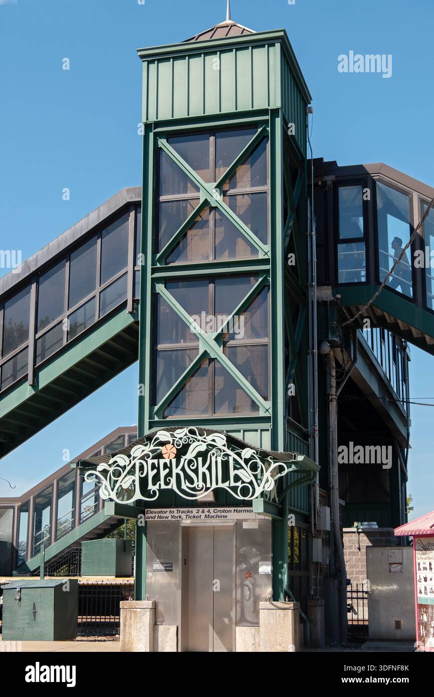 Splendida scritta in stile Art Nouveau alla stazione Peekskill Metro North nella contea di Westchester, New York. Con un uomo anonimo che sale le scale. Foto Stock