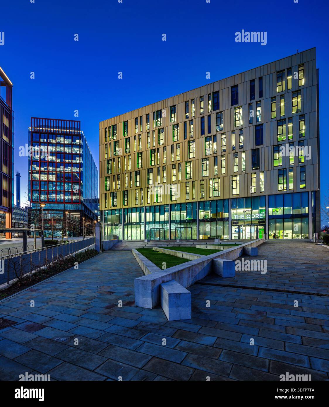 Una vista d'inverno al tramonto con un cielo limpido sul sito della Newcastle Helix che guarda verso il Lumen, lo Spark & The Core con camere illuminate all'interno Foto Stock