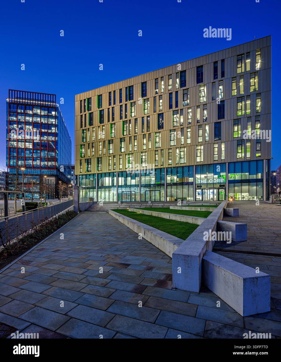 Una vista d'inverno al tramonto con un cielo limpido sul sito della Newcastle Helix che guarda verso il Lumen, lo Spark & The Core con camere illuminate all'interno Foto Stock
