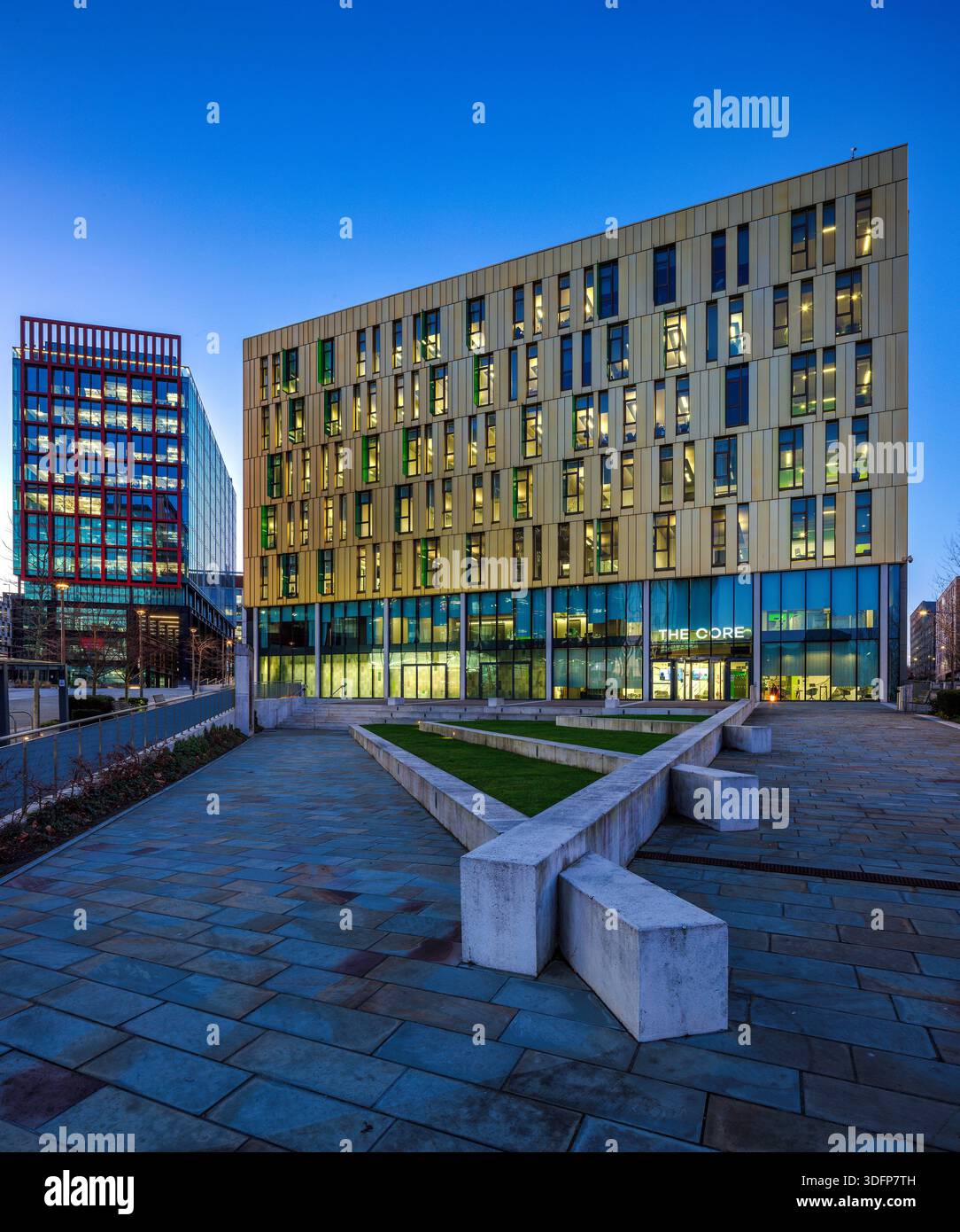 Una vista d'inverno al tramonto con un cielo limpido sul sito della Newcastle Helix che guarda verso il Lumen, lo Spark & The Core con camere illuminate all'interno Foto Stock
