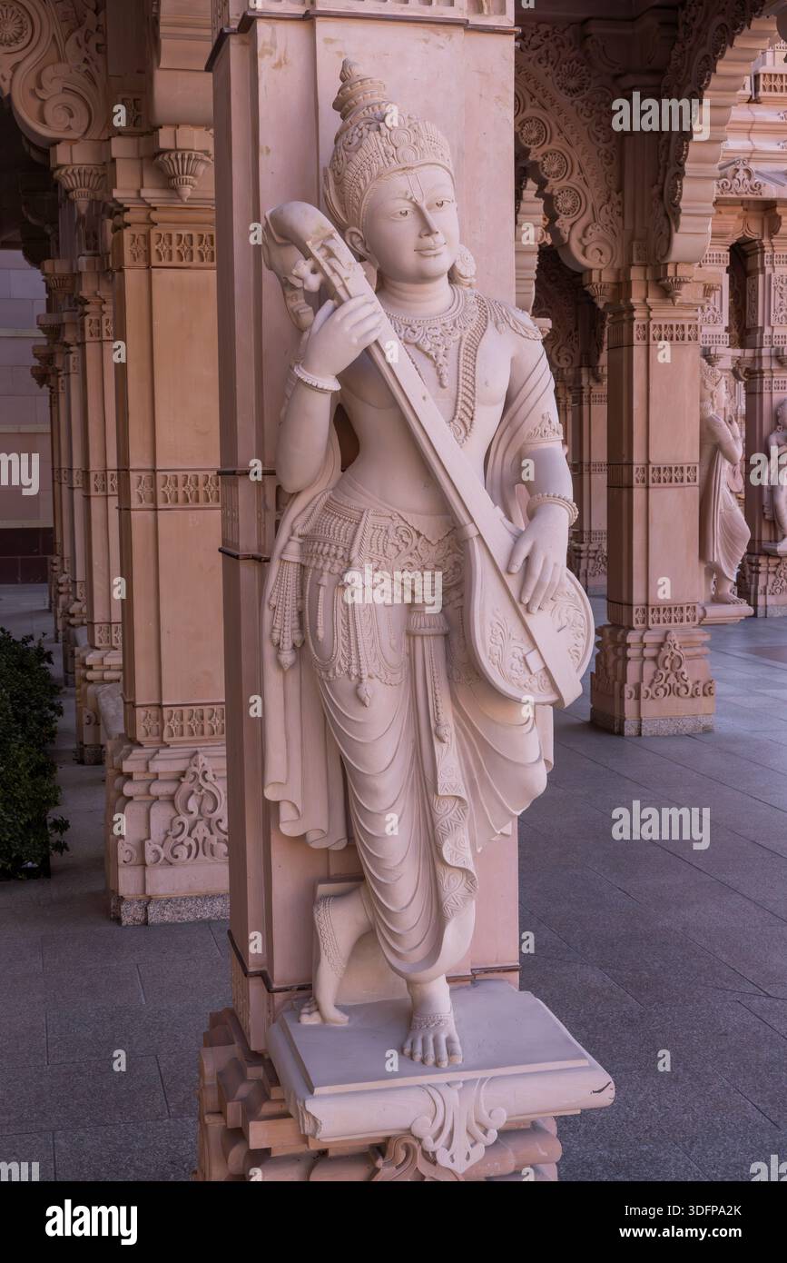 Scultura in marmo della dea indù Saraswati che regge una veena, BAPS Swaminarayan Akshardham, Robbinsville, New Jersey Foto Stock