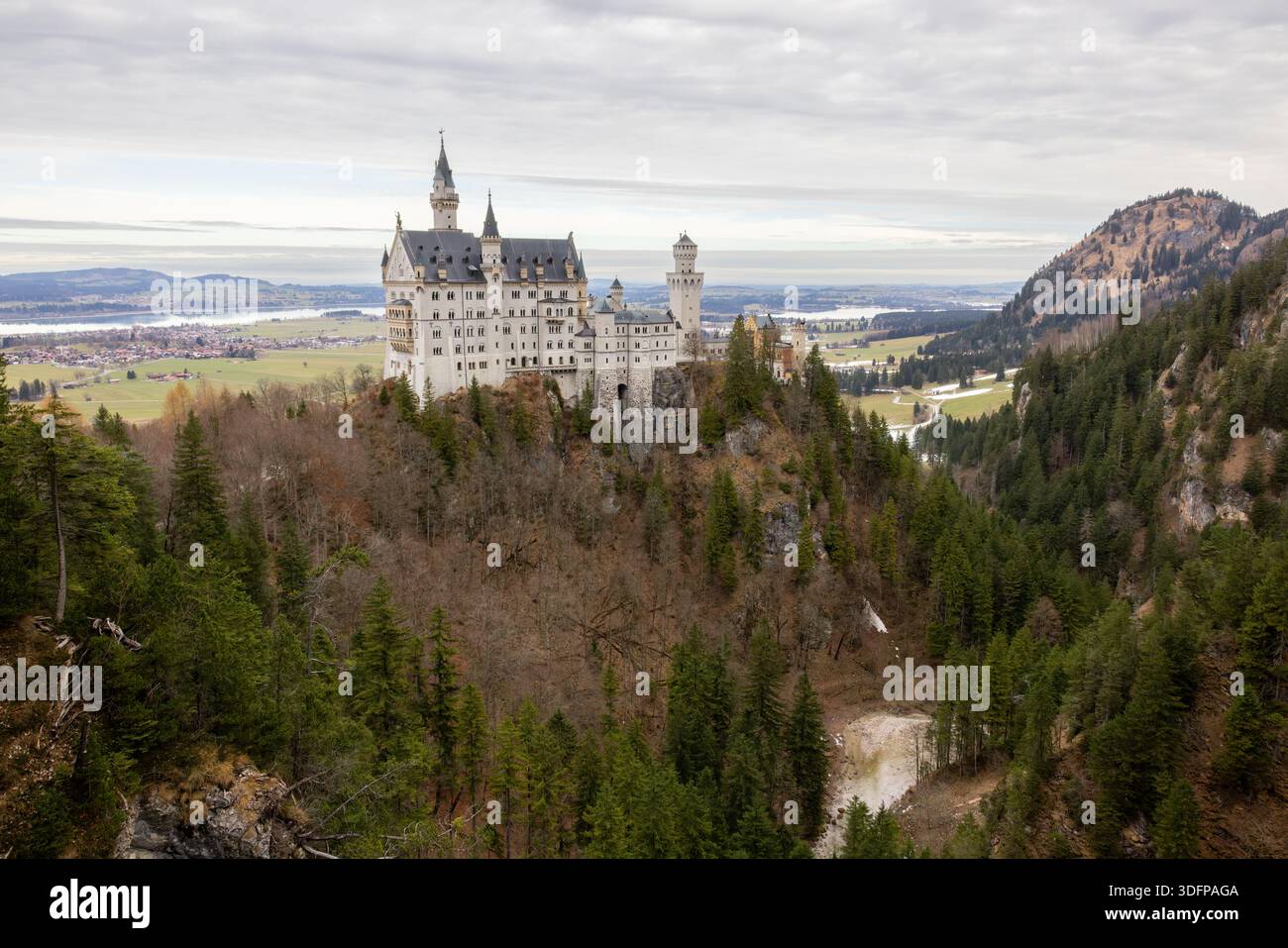 Castello di Neuschwanstein da Marienbrücke (Ponte della Regina Maria) in inverno, Baviera, Germania Foto Stock