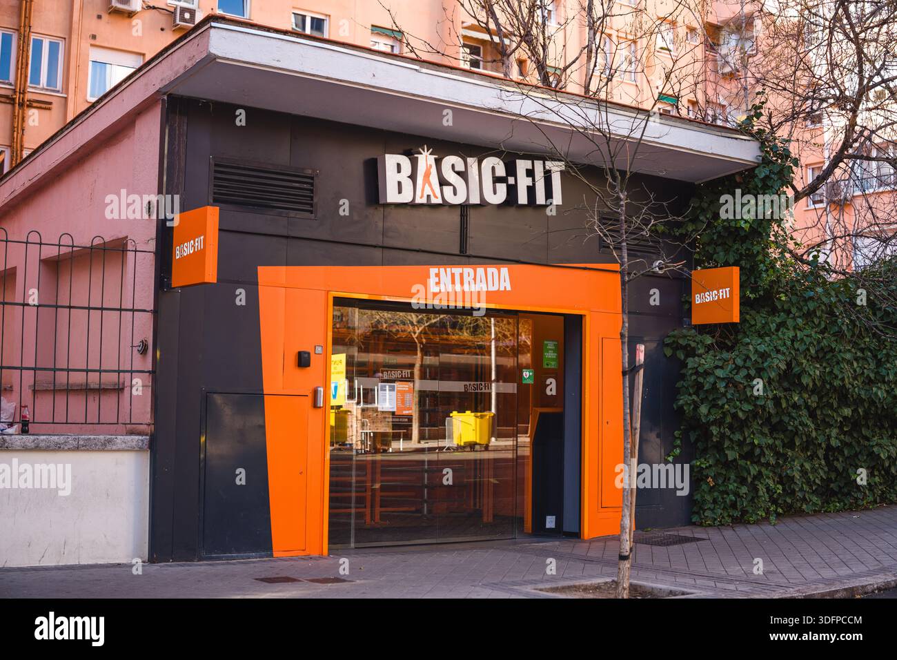 Immagine dell'ingresso di una palestra a catena Basic Fit. Foto Stock