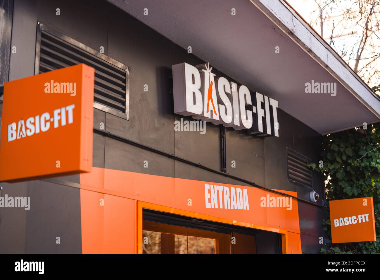 Immagine dell'ingresso di una palestra a catena Basic Fit. Foto Stock