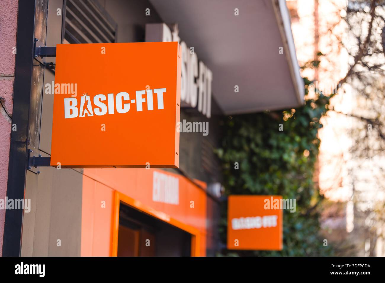 Immagine dell'ingresso di una palestra a catena Basic Fit. Foto Stock
