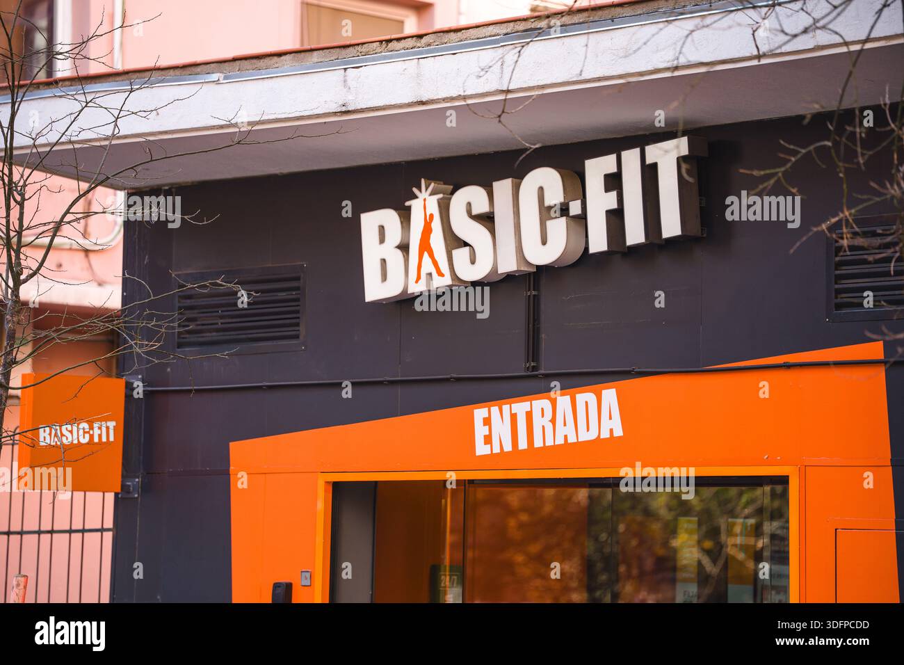 Immagine dell'ingresso di una palestra a catena Basic Fit. Foto Stock