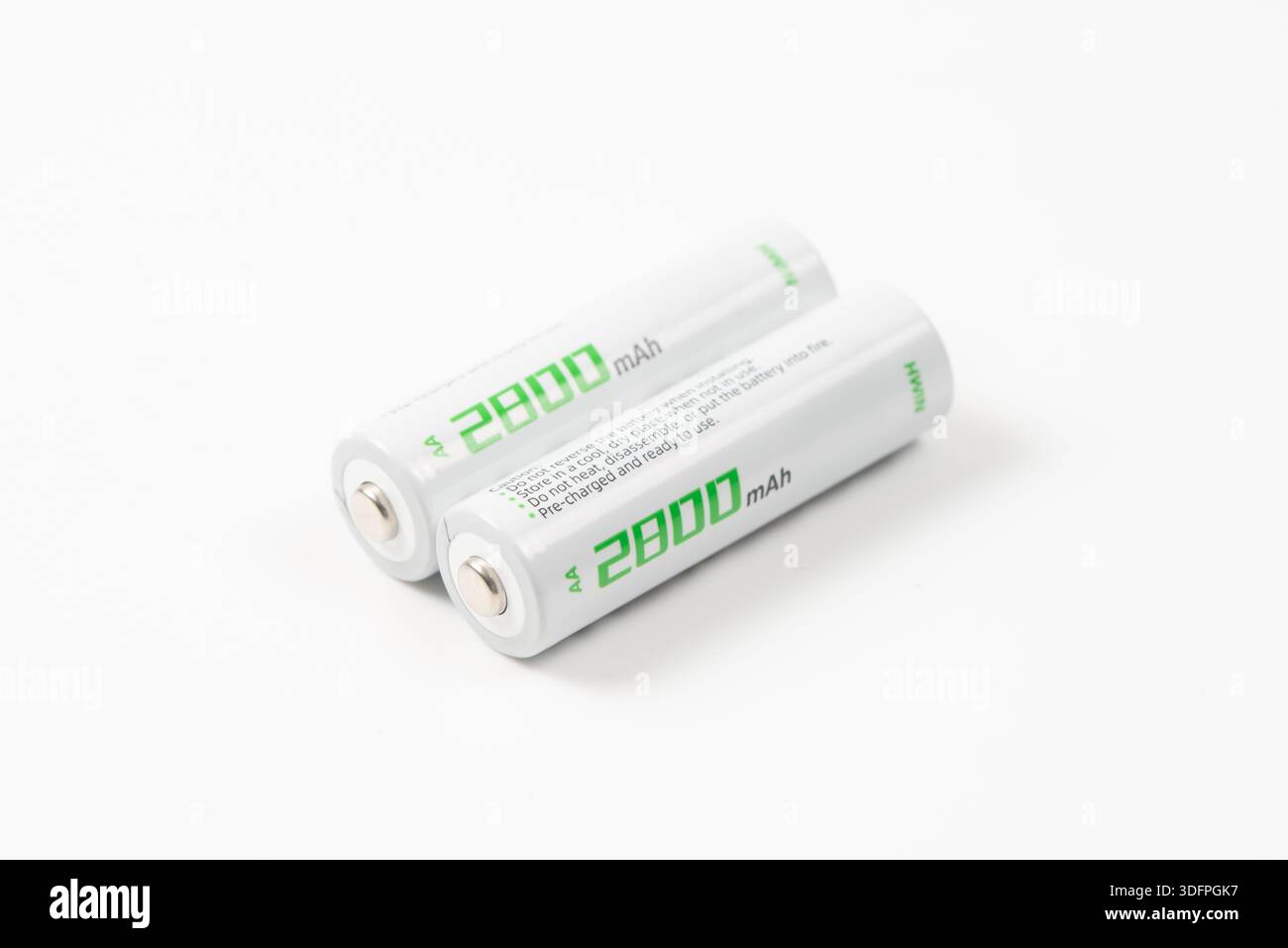 Un set di batterie AA ricaricabili ad alta capacità NiMH, una soluzione energetica eco-compatibile isolata su sfondo bianco Foto Stock