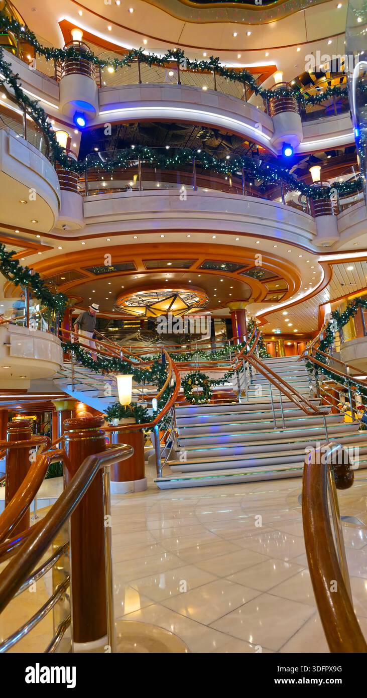 Interno della nave da crociera Coral Princess decorato per le vacanze di Natale Foto Stock