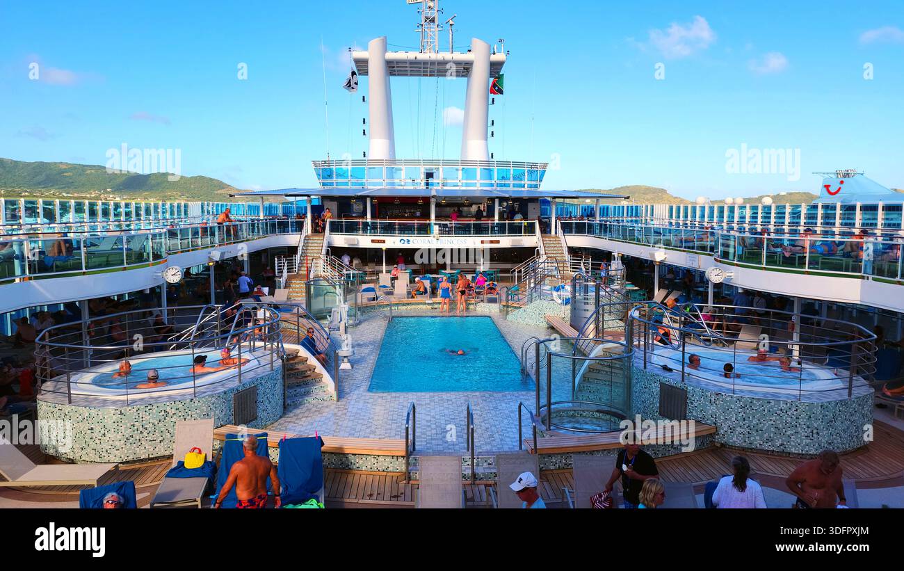 Ponte piscina della nave da crociera Coral Princess durante la crociera ai Caraibi 01.02.26 Foto Stock